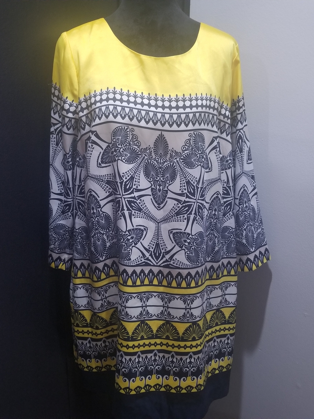crown & ivy Yellow and Black Patterned Long-Sleeve Shift Dress
